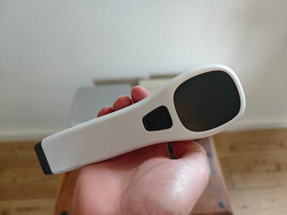Jeg holder LaserRelief Pro laseren i hånden