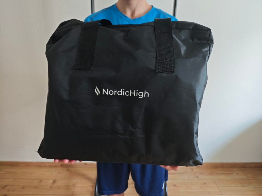 Jeg står med NordicHigh saunatæppe i bæretasken