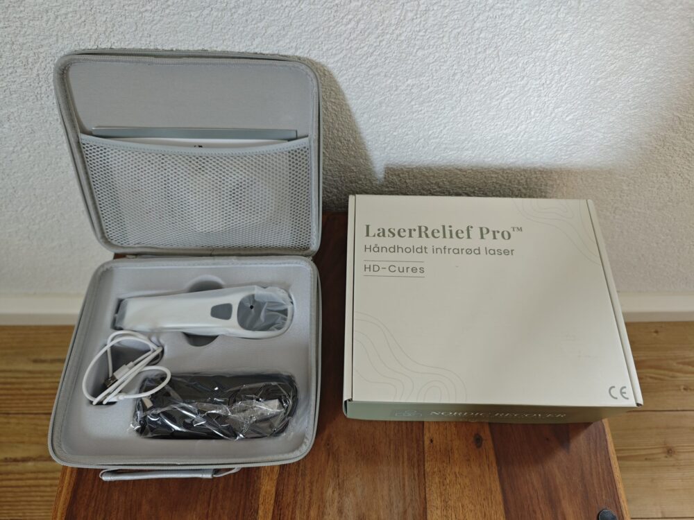 LaserRelief Pro og tilbehør i kassen