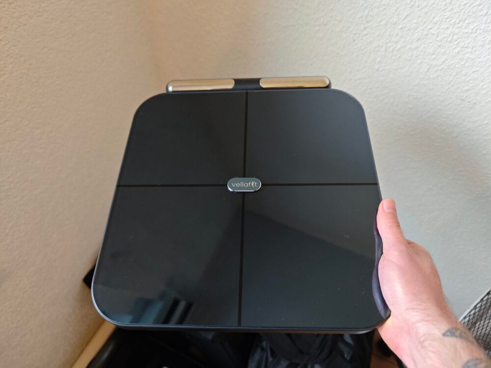 Jeg står med Vellafit kropsscanner i hånden