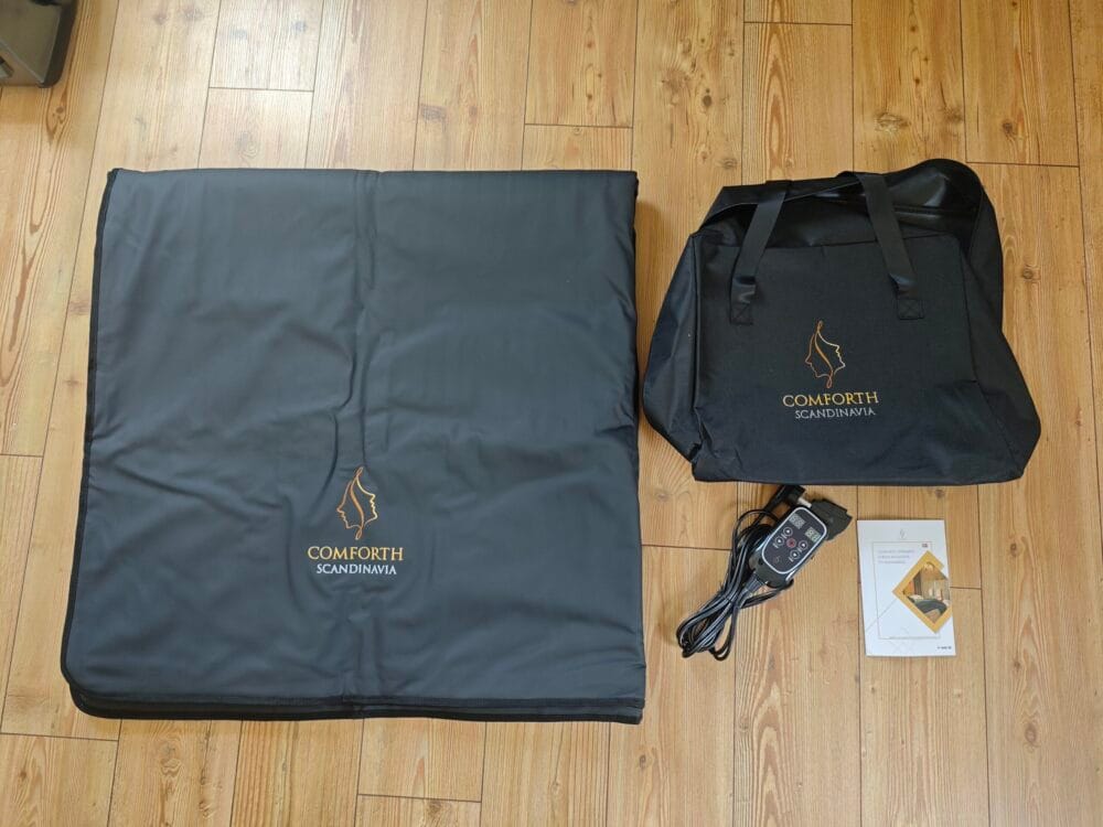 Comforth saunatæppe, controller, manual og bærepose pakket ud