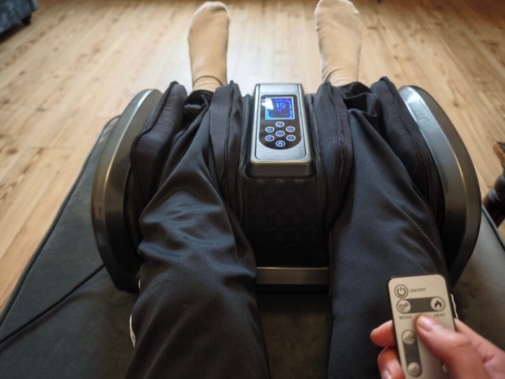 Jeg bruger NordicHigh Fodmassager Pro+ på læggene og benytter fjernbetjeningen