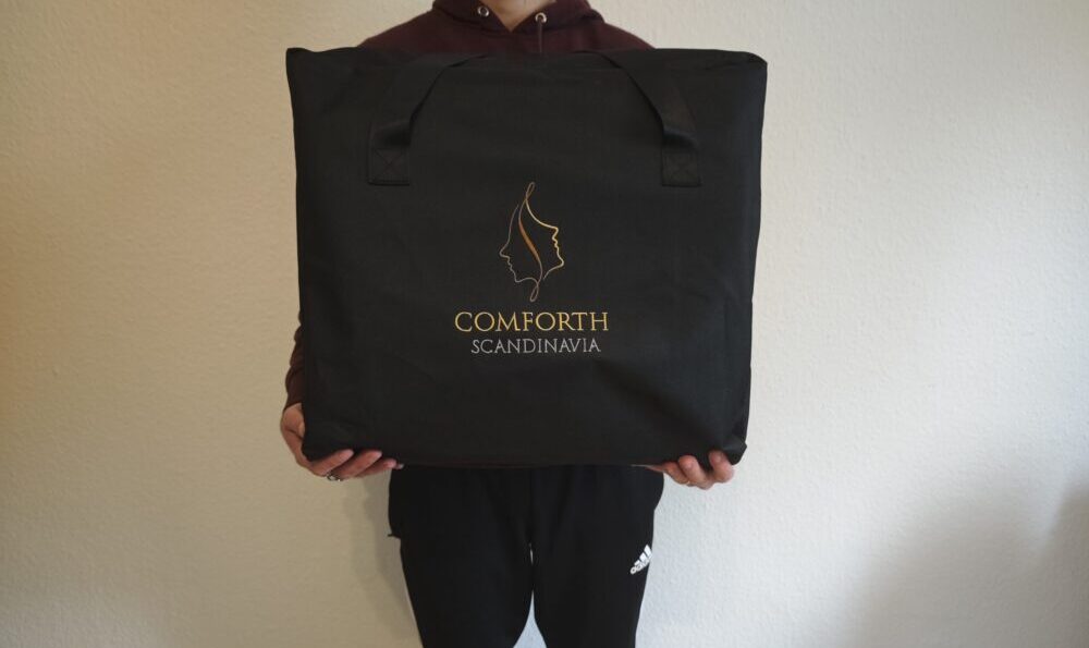 Jeg står med Comforth saunatæppe i hænderne
