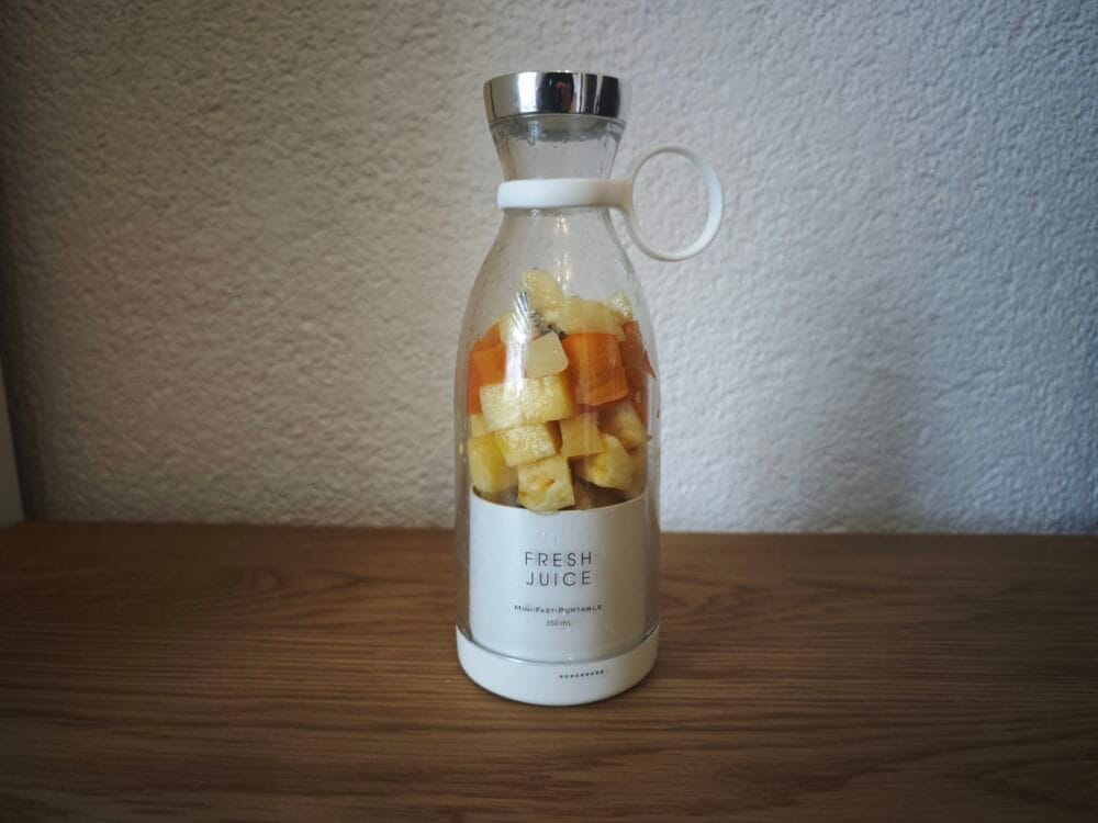 FreshJuice blender fyldt med frugter