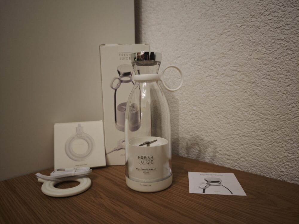 FreshJuice blender og tilbehør der følger med