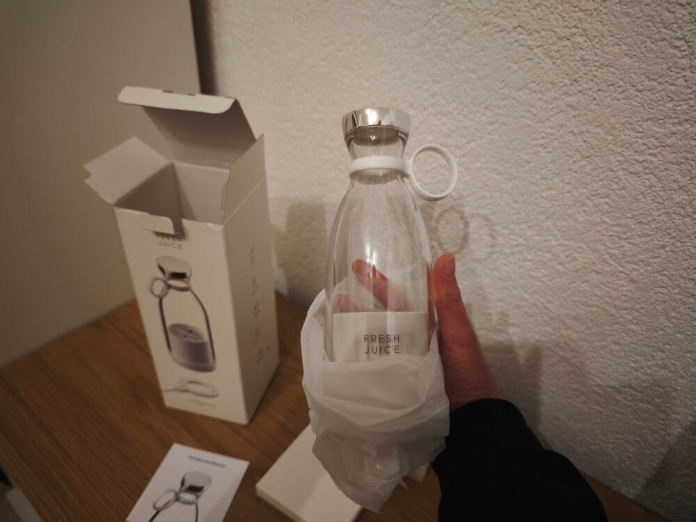 Jeg står med FreshJuice i hånden og skal til at bruge den