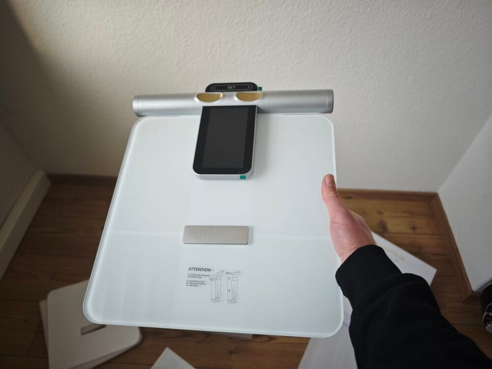 Jeg holder Comforth Smartscale i hånden