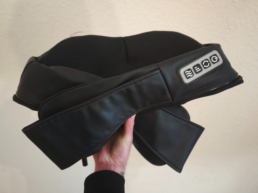 Jeg holder Nordic wellness nakkemassage apparat i hånden