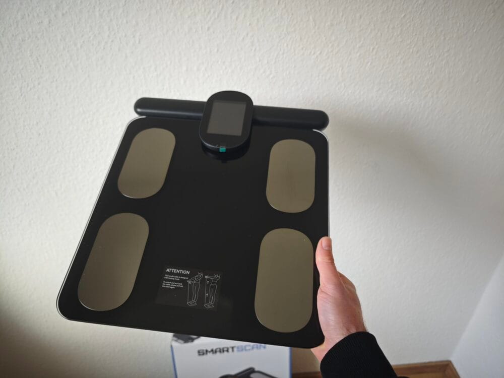 Jeg holder Smartscan Kropsscanner pro i hånden
